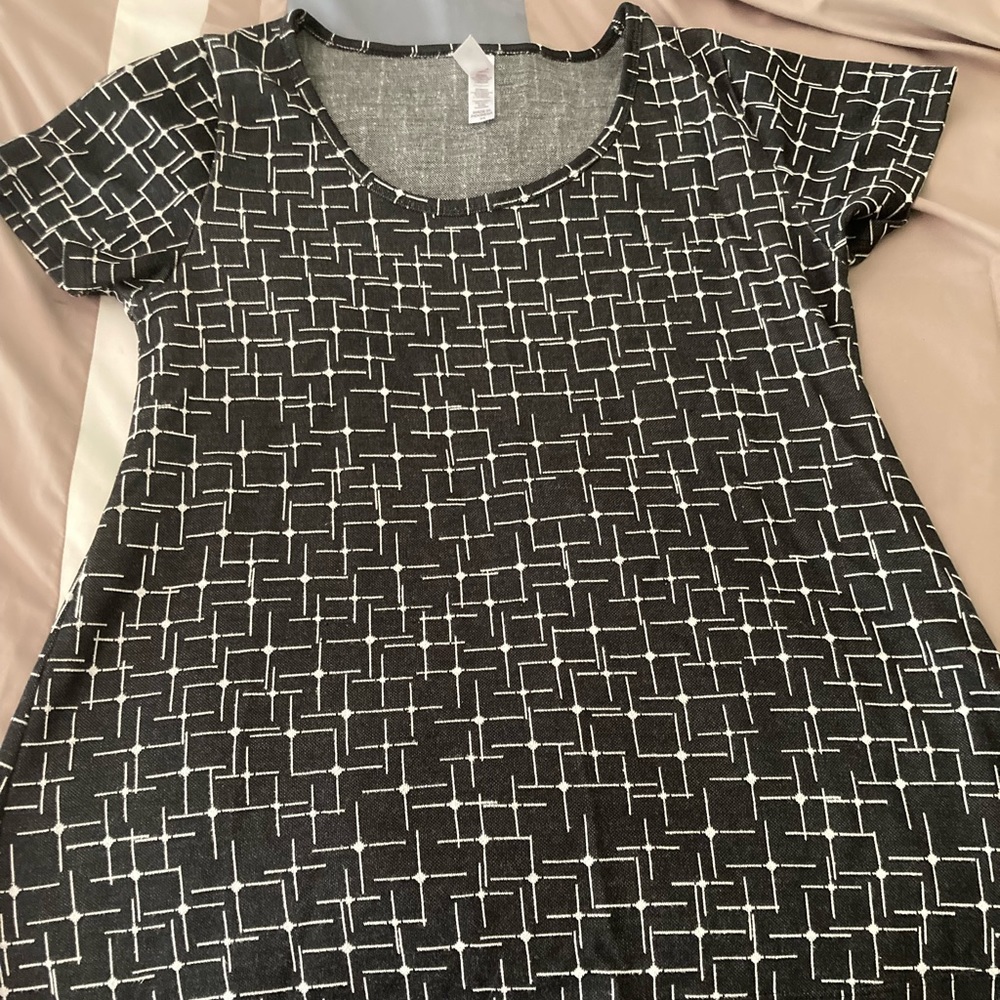 LulaRoe XS black and white patterned t-shirt